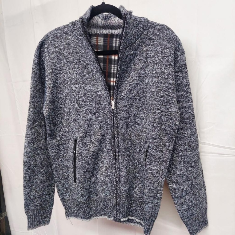 NWOT. Men’s gray sweater. Very comfy. Soft.. with pockets